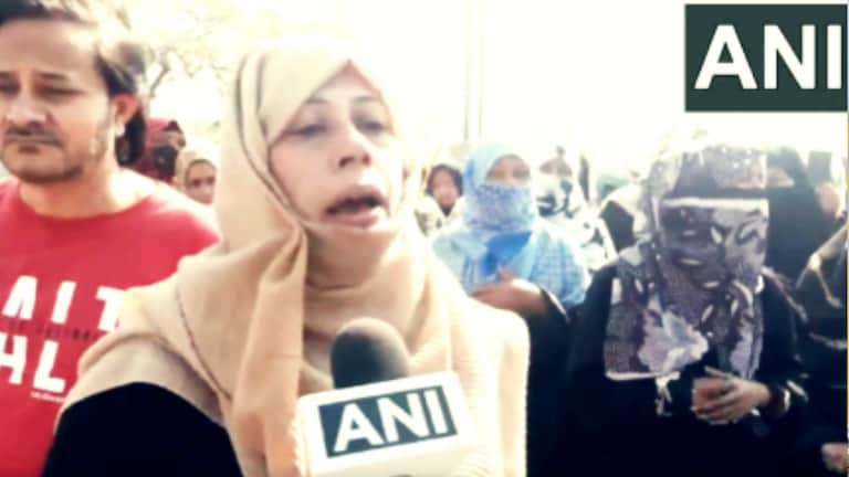 लखनऊ में बीच सड़क पर ये महिला चीखते हुए रोने लगी और अली खामनेई को लेकर ये सब कहा Ayatollah Khamenei, Lucknow News, Maulana Kalbe Jawad, Shia community Lucknow, Chhota Imambara, America Israel protest, candle march Lucknow, mourning in Lucknow, Sahadatganj protest