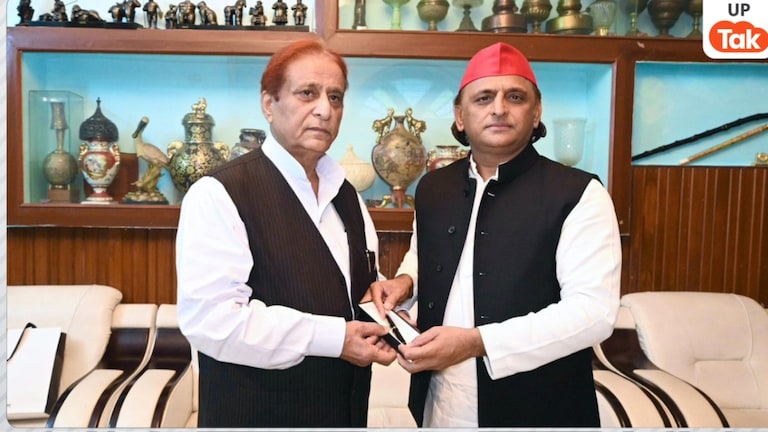 अखिलेश यादव ने किया बड़ा फेरबदल और नाराज हो गए आजम खान... बसपा से सपा में आए इस नेता को मिली बड़ी जिम्मेदारी Photo:Azam Khan and Akhilesh Yadav