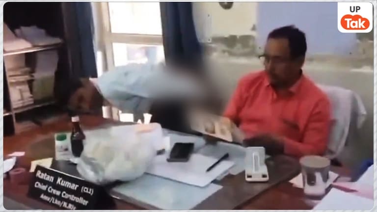 पाइल्स ऑपरेशन के बाद जब नहीं मिली छुट्टी तो दफ्तर में घुसकर लोको पायलट राजेश मीणा ने उतार दी पैंट, खूब मचा बवाल Screengrab from viral video