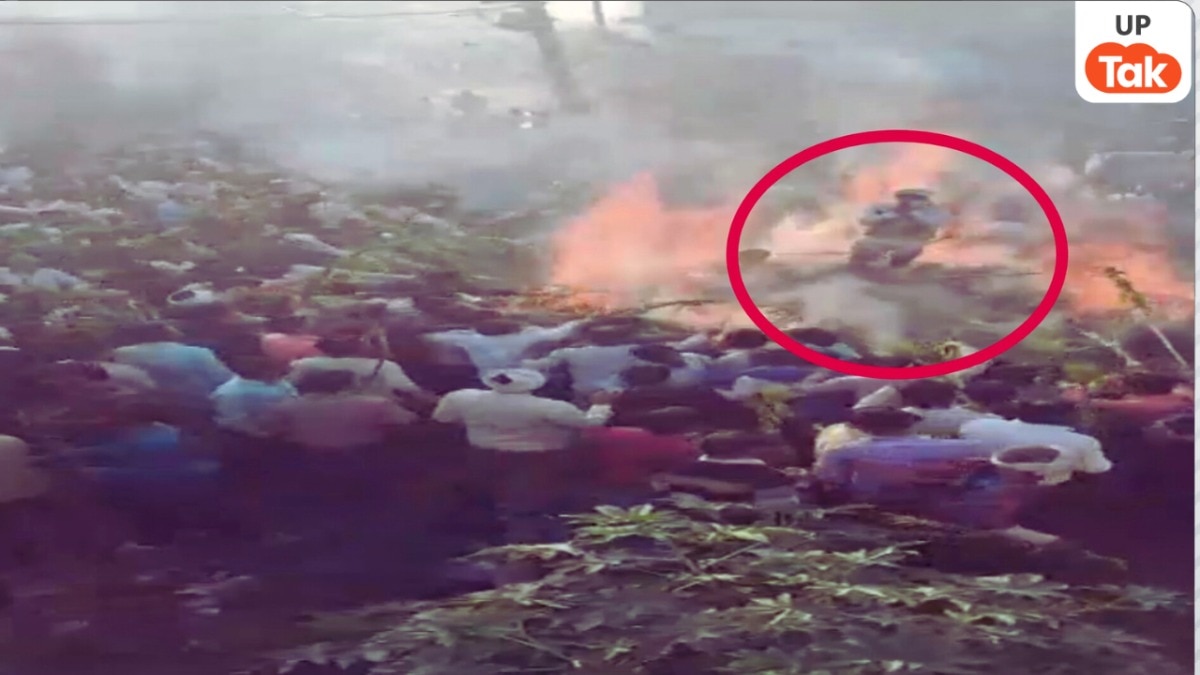 संभल में जलती हुई होलिका के बीच में कूद गया युवक, आगे जो हुआ उसे जान हैरान हो जाएंगे