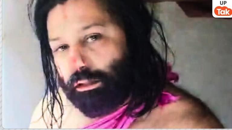 ट्रैन की टॉयलेट में जा रहे थे आशुतोष ब्रह्मचारी, तभी किसी ने उनकी नाक पर बोला हमला फिर उन्होंने ये किया आशुतोष महाराज पर जानलेवा हमला.