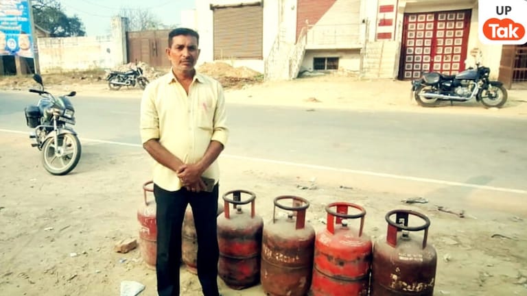 बेटी की शादी है, मेरी इज्जत.. एजेंसी के बाहर खड़े होने पर भी अमेठी के रविंद्र तिवारी के हाथ नहीं लगा सिलेंडर फिर छलका दर्द Amethi, Amethi News, Amethi Viral News, Gas cylinder shortage in Amethi, LPG gas cylinder shortage in Amethi, Gas cylinder shortage in UP, LPG gas cylinder in UP, UP News, अमेठी, अमेठी न्यूज, अमेठी वायरल न्यूज