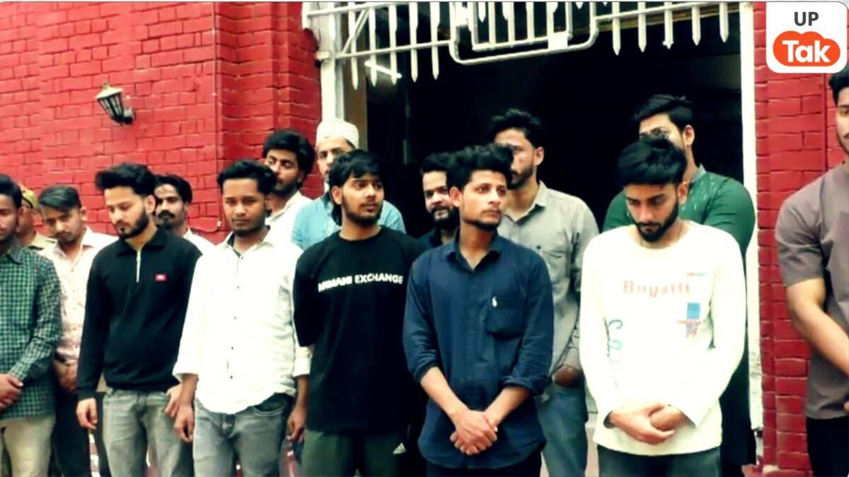 वाराणसी गंगा में इफ्तार कर हड्डियां वहीं डालने के आरोपी 14 मुस्लिम युवकों संग ये क्या हुआ? मुस्लिम कमेटी ने भी किया किनारा Varanasi, Varanasi viral video, Varanasi Iftar Controversy, kashi Ganga River, BJYM Complaint, NonVeg on Boat, Varanasi Police FIR, kashi News, वाराणसी इफ्तार विवाद, गंगा नदी, कोतवाली थाना, भाजयुमो तहरीर, चिकन बिरयानी कांड, यूपी न्यूज