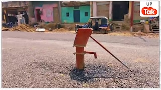 सड़क के सीने को चीरकर शान से खड़ा रहा हैंडपंप! मीरजापुर में PWD का ये कारनामा देख आ जाएंगे चक्कर Mirzapur News