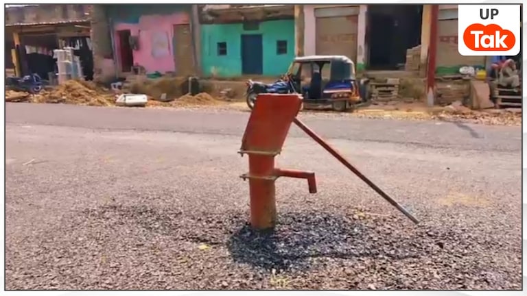 सड़क के सीने को चीरकर शान से खड़ा रहा हैंडपंप! मीरजापुर में PWD का ये कारनामा देख आ जाएंगे चक्कर Mirzapur News