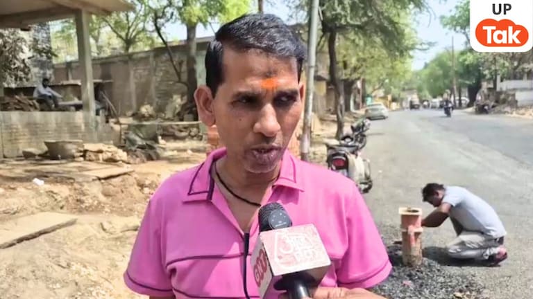 सड़क के बीचो-बीच हैंडपंप देख लोगों का चकराया सिर, मीरजापुर में PWD के ब्लंडर की ऐसे खुली पोल UP Tak