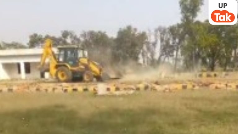 बिना अनुमति प्लाटिंग करने वालों पर गिरी गाज, बाराबंकी में प्रशासन की बड़ी कार्रवाई; 16 हेक्टेयर से ज्यादा निर्माण ढहाए गए UP Tak