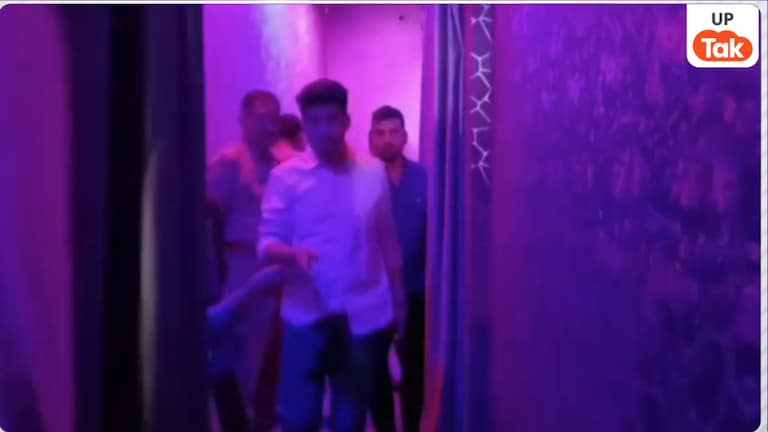 कमरे में लड़का-लड़की और चारों तरफ बिखरे कॉन्डम... वाराणसी के इस स्पा सेंटर में अंदर का नजारा देख रह जाएंगे दंग! Varanasi Spa Center Raid