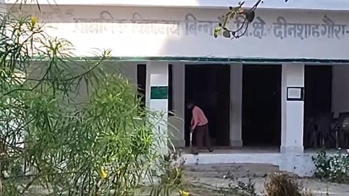 ​पढ़ेगा इंडिया या 'सफाई करेगा इंडिया'? रायबरेली के स्कूल में मासूमों से झाड़ू लगवाने का वीडियो वायरल