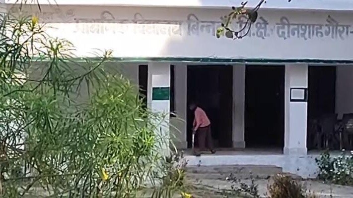 पढ़ेगा इंडिया या 'सफाई करेगा इंडिया'? रायबरेली के स्कूल में मासूमों से झाड़ू लगवाने का वीडियो वायरल Raebareli News