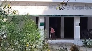 पढ़ेगा इंडिया या 'सफाई करेगा इंडिया'? रायबरेली के स्कूल में मासूमों से झाड़ू लगवाने का वीडियो वायरल Raebareli News