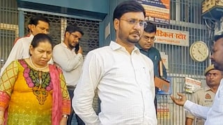 Ballia Illegal Hospitals Crackdown: बलिया में अवैध और मानक विहीन अस्पतालों पर छापेमारी, संचालकों में हड़कंप UP Tak