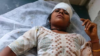 Mathura Road Accident News: मथुरा में दर्दनाक हादसा: देवी दर्शन को जा रहे श्रद्धालुओं की पिकअप पलटी, एक की मौत; 8 गंभीर रूप से घायल UP Tak