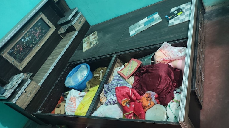 Ballia Theft Case: बलिया में 40 लाख की चोरी: जवान का घर बना निशाना, 1 महीने बाद भी पुलिस खाली हाथ UP Tak