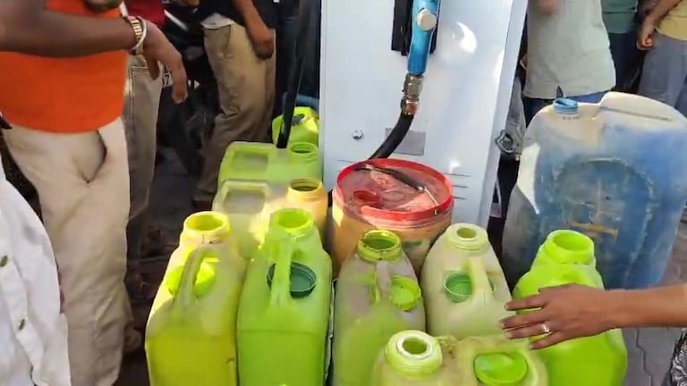 Raebareli Petrol Diesel Crisis: नियम भूल गई रायबरेली की जनता! दूध के डब्बों में भरा जा रहा पेट्रोल-डीजल, पंपों पर मची महा-लूट; घर-घर स्टॉकिंग UP Tak