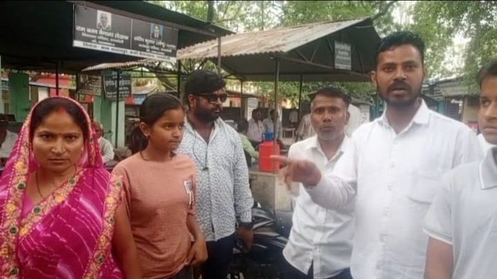 Raebareli News Land Registry Dispute: रायबरेली में शराब के नशे में पति से जमीन हड़पने की कोशिश, पत्नी ने बच्चों संग पहुंचकर रुकवाई रजिस्ट्री