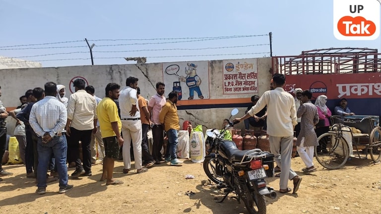 Amethi Gas Crisis: अमेठी में गैस संकट गहराया: बुकिंग के बाद भी इंतजार, 1 किमी लंबी लाइनें; 4 दिन से सप्लाई ठप UP Tak