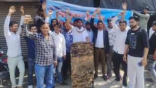 Mathura Taxi Protest: मथुरा में टैक्सी चालकों का वन-टाइम टैक्स के खिलाफ विरोध, रोजी-रोटी संकट का आरोप; आंदोलन की दी चेतावनी UP Tak