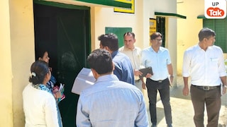 Sitapur Health Negligence: सीतापुर में स्वास्थ्य उपकेंद्र खुला लेकिन कर्मचारी नदारद, गंदगी का अंबार देख भड़के जिलाधिकारी; 3 एएनएम का वेतन काटने के आदेश UP Tak