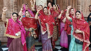 Vrindavan Temple Dispute: बांके बिहारी मंदिर में रेलिंग विवाद, सीमित दर्शन पर भड़का गोस्वामी समाज; महिलाओं का प्रदर्शन UP Tak