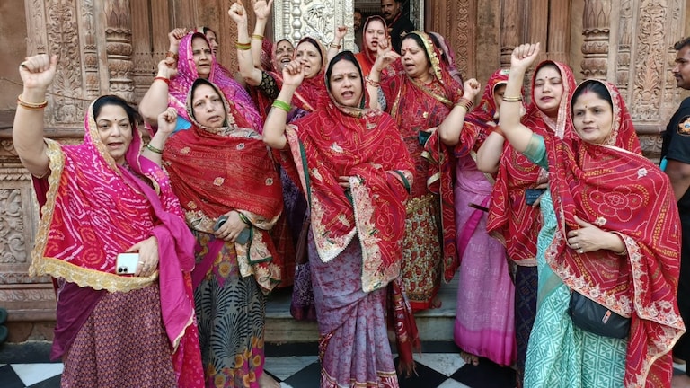 Vrindavan Temple Dispute: बांके बिहारी मंदिर में रेलिंग विवाद, सीमित दर्शन पर भड़का गोस्वामी समाज; महिलाओं का प्रदर्शन UP Tak