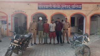 Ballia Police Action: बलिया में अंतरराज्यीय बाइक चोर गिरोह का भंडाफोड़, 4 आरोपी गिरफ्तार; चोरी की बाइक और हथियार बरामद UP Tak