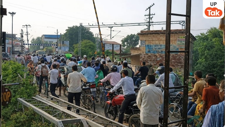 Raebareli Railway Jam Issue: रेलवे की लापरवाही से मधुबन फाटक पर घंटों जाम, कोच वॉशिंग के चलते जनता परेशान UP Tak