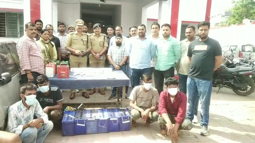 Sitapur Police Action: सीतापुर पुलिस की बड़ी कार्रवाई: 4 अंतर्जनपदीय चोर गिरफ्तार, चोरी की कार और बैटरियां बरामद; कई वारदातों का खुलासा