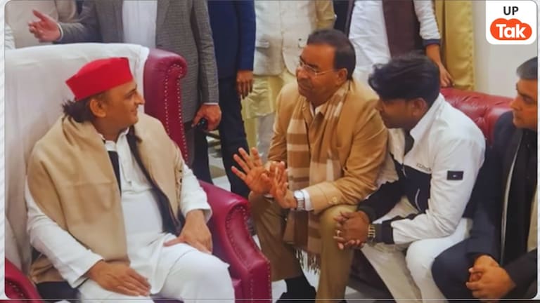 नोएडा में रैली के बाद अचानक मायावती के गांव में इस नेता के घर पहुंच गए अखिलेश यादव, फिर ये हुआ Akhilesh yadav in badalpur