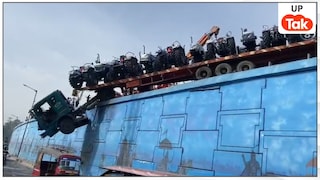 Mathura Highway Accident: नींद की एक झपकी और... मथुरा में फ्लाईओवर की रेलिंग पर हवा में झूला ट्रैक्टरों से लदा ट्रोला, फिर ये हुआ Mathura Highway Hadsa