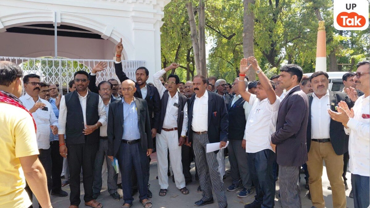 SDM और तहसीलदार के खिलाफ वकीलों का हल्ला बोल, डीएम कार्यालय के सामने जमकर लगे नारे; लगाए ये गंभीर आरोप UP Tak