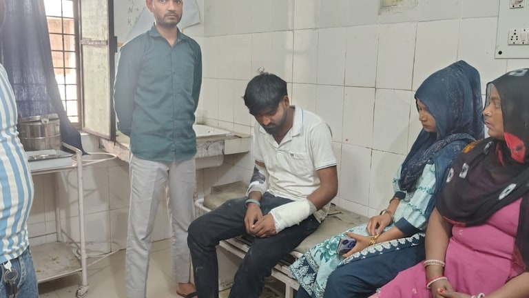 कुंदरकी थाने के सामने तेज रफ्तार बोलेरो ने बाइक सवार को रौंदा, हालत नाजुक; चालक हिरासत में UP Tak