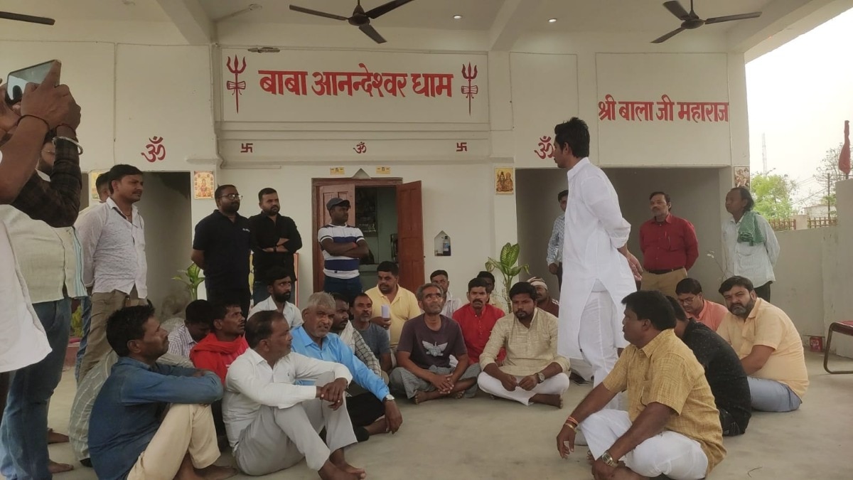 बाराबंकी: आनंदेश्वर धाम गेट विवाद, कार्रवाई की मांग को लेकर थाने पहुंचे दर्जनों हिंदू-मुस्लिम 