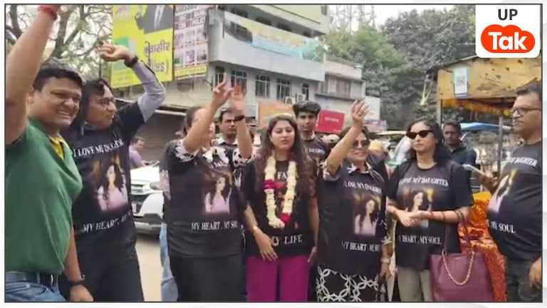 मेरठ में बेटी के तलाक का मायके वालों ने मनाया ऐसा जश्न कि देखते रह गए लोग, वायरल हुई अनोखी घर वापसी UP Tak