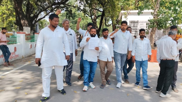 Ballia School Scam: बलिया में शिक्षा के नाम पर लूट! निजी स्कूलों पर किताबों में भारी कमीशन का आरोप, डीएम से शिकायत UP News