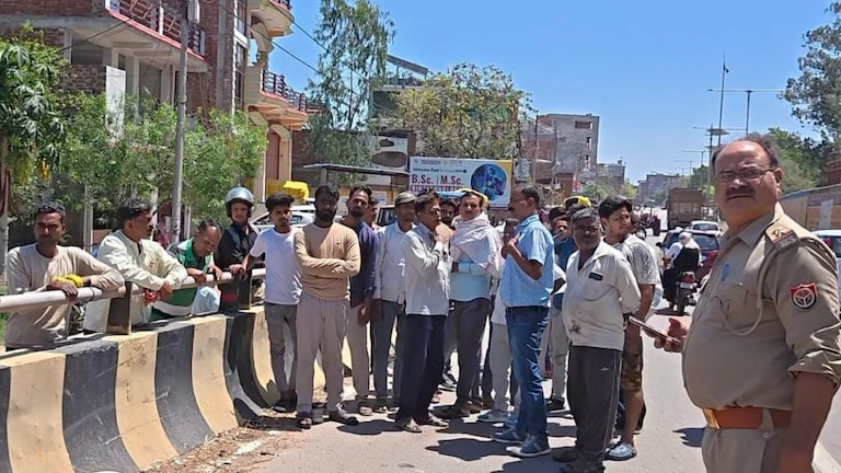 Raebareli Road Accident: रायबरेली में मौत का ओवरब्रिज! बाइक से गिरते ही ऊपर से गुजर गया अज्ञात वाहन, मौके पर तोड़ा दम UP Tak