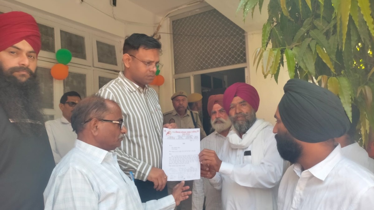 Sitapur agriculture news: बोरों की कमी से रुकी गेहूं खरीद, गुरु पाल सिंह के नेतृत्व में किसानों ने सौंपा ज्ञापन, लखनऊ कूच की चेतावनी..