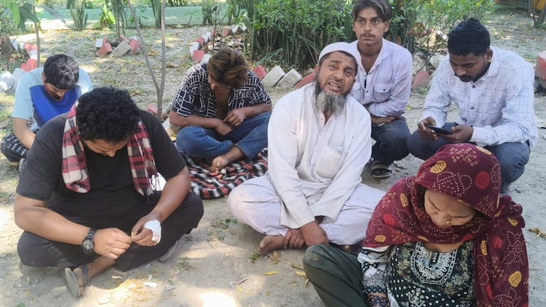 Saharanpur News: 'अपने ही घर में जाने से डर रहा...' सहारनपुर में दबंगों के हमले से त्रस्त परिवार DM कार्यालय पर धरने पर बैठा, घायल अस्पताल में भर्ती UP Tak