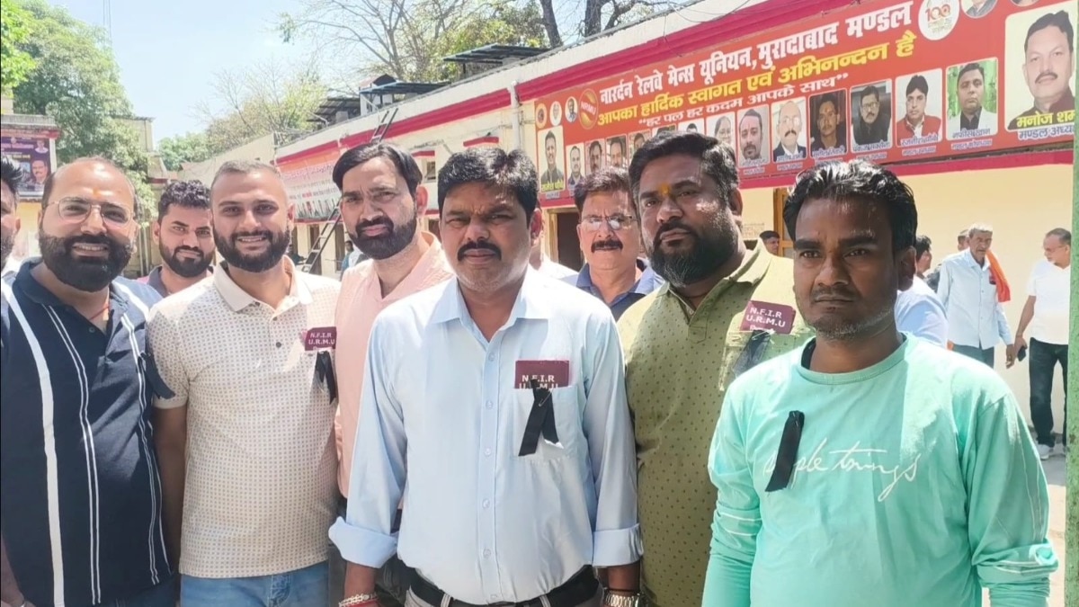 Muradabad Railway Protest: मुरादाबाद रेलवे कर्मचारी बोले– पुरानी पेंशन बहाली के लिए काला फीता, DRM को सौंपा ज्ञापन