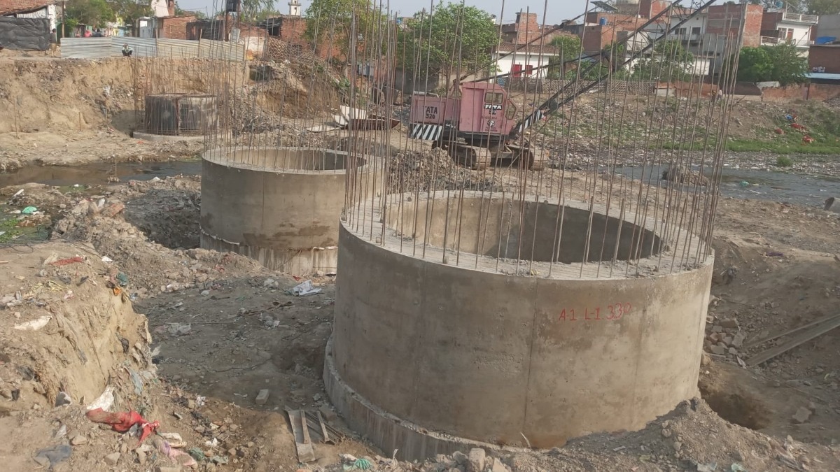 सीतापुर में बारिश के बाद फिर शुरू हुआ पुल निर्माण,अंग्रेजों के जमाने में बनाया गया था, जर्जर हालत को देखते शासन ने दी थी तोड़ने की अनुमति 