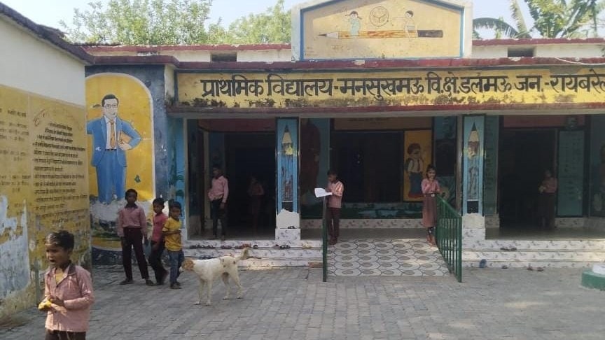 रायबरेली में गुरुजी की 'लेटलतीफी' ने बिगाड़ा नौनिहालों का भविष्य, ग्रामीणों ने वीडियो बनाकर उड़ाईं धज्जियां!