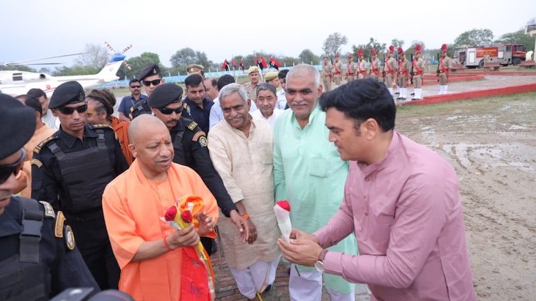 Mathura CM Visit: खराब मौसम के बावजूद वृंदावन पहुंचे मुख्यमंत्री योगी, दो घंटे देरी से हुआ आगमन, सीधे मलूक पीठ कार्यक्रम में पहुंचे UP Tak