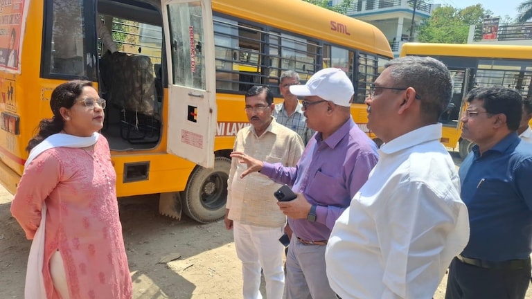 Barabanki Transport Action: बाराबंकी: डिप्टी ट्रांसपोर्ट कमिश्नर ने स्कूल वाहनों का किया निरीक्षण, बिना परमिट और फिटनेस वाले 4 वाहन सीज; 10 का हुआ चालान Barabanki News