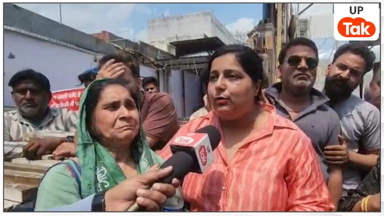 40 हजार फीस भर दी और स्कूल सील हो गया... मेरठ में बिलखती महिलाओं ने पूछे तीखे सवाल, पसीज जाएगा दिल Meerut News