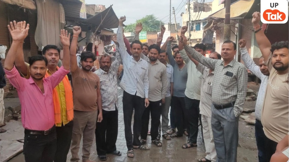 Mathura Kosi Kala Protest News: मथुरा में नालों पर लगाए स्लीपर से भड़के व्यापारी, बाजार बंद कर किया जोरदार प्रदर्शन