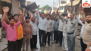Mathura Kosi Kala Protest News: मथुरा में नालों पर लगाए स्लीपर से भड़के व्यापारी, बाजार बंद कर किया जोरदार प्रदर्शन UP Tak