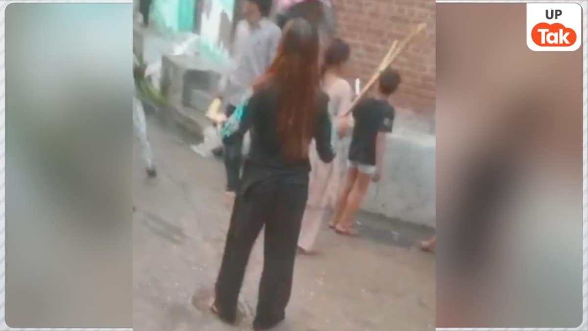 सामने से आ रहे थे पत्थर, इधर से फेंके जा रही थीं ईंटें... महक-परी के हाथ में था डंडा, संभल में खूब मचा घमासान Mehak and Pari Video