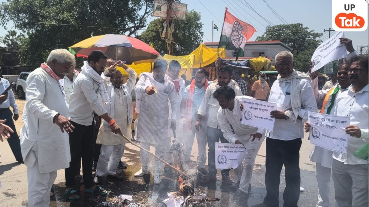 Ballia Protest: बलिया में कांग्रेस का जोरदार प्रदर्शन, खड़गे-राहुल पर टिप्पणी से भड़के कार्यकर्ता, असम CM का पुतला फूंका