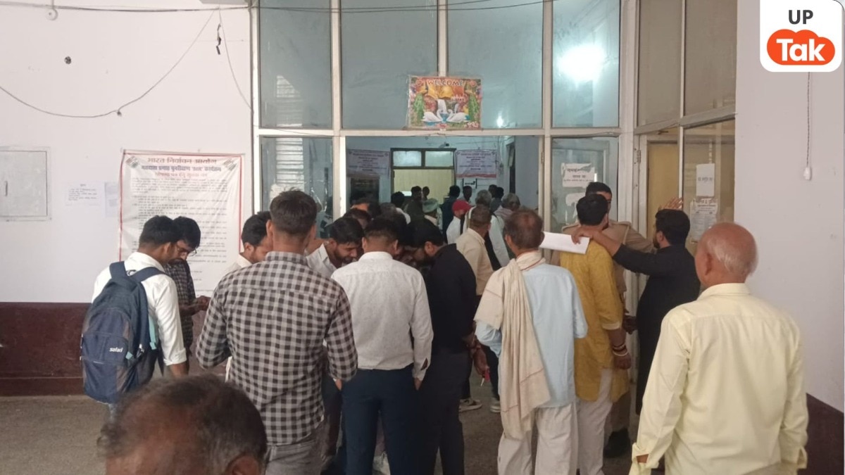 Gonda Lawyers Protest: गोण्डा में वकीलों का बवाल, करनैलगंज तहसील में हंगामा, SDM ट्रांसफर की उठी मांग