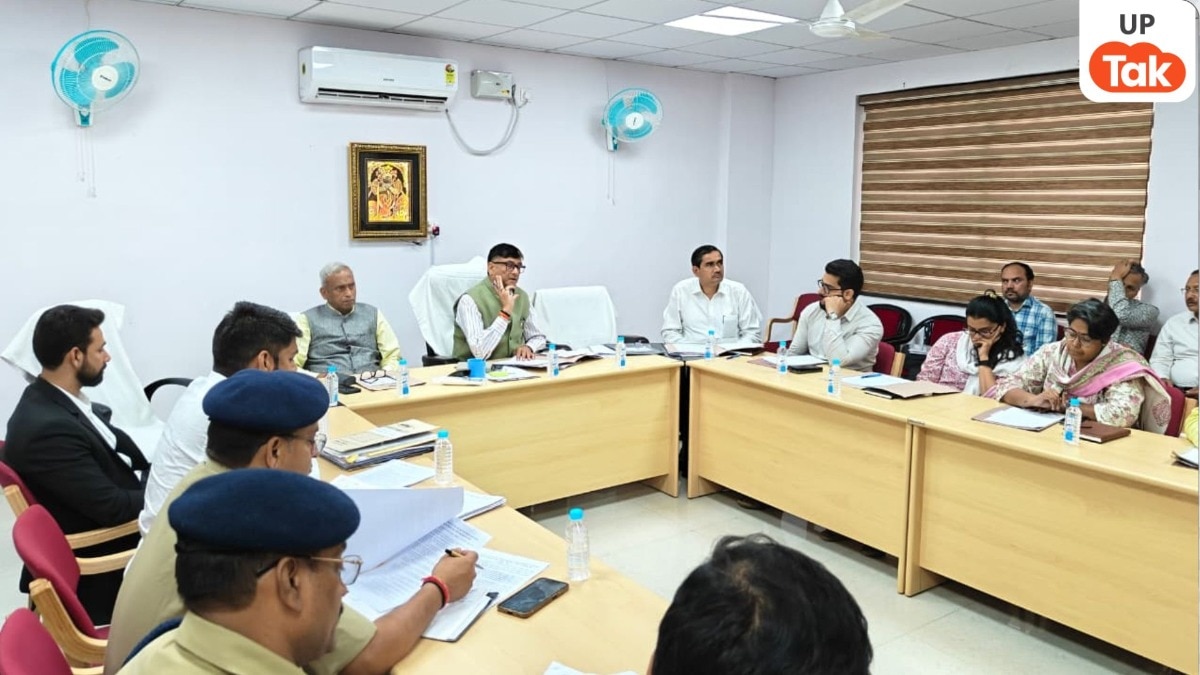 Vrindavan News: बांके बिहारी मंदिर में हाईटेक सुरक्षा: AI कैमरों से निगरानी, श्रद्धालुओं से बदसलूकी पर सख्त कार्रवाई